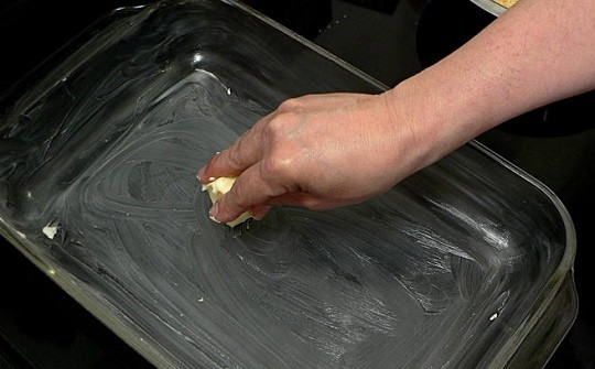 1. Этап. Лимонный пирог на сметане: 9. Жаропрочную форму смажьте маслом и при желании присыпьте мукой или манной крупой.