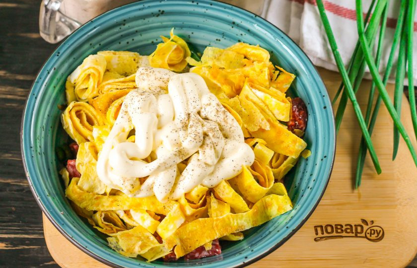 1. Этап. Салат с яичными блинчиками и луком: Добавьте майонез любой жирности, посолите и поперчите. Аккуратно все перемешайте.