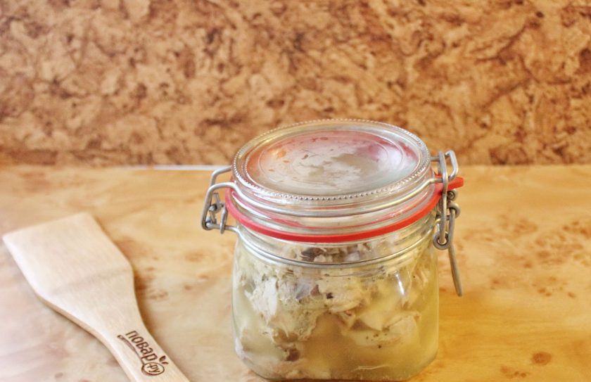 1. Этап. Тушенка в мультиварке: После удалите косточки, разложите тушенку по баночкам, залейте бульоном и отправьте в холод.