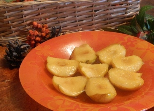 1. Этап. Айва в ванильном сиропе: Поливаем айву сиропом и подаем к столу. Еще можно подавать айву со взбитыми сливками или мороженым.