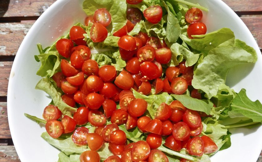 1. Этап. Салат с малосольной семгой: Листья салата вымойте и обсушите. Выложите их в миску для салата. Вымойте помидоры черри, разрежьте каждый томат на две части, положите их на листья салата.