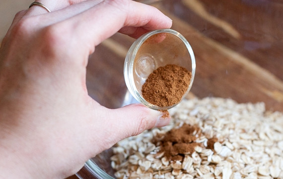 1. Этап. Запеченные яблоки с овсянкой: 4. В емкости смешайте начинку: овсянку, 100 грамм сахара и корицу.