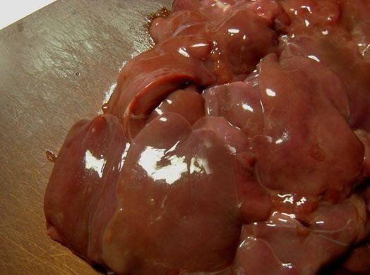 1. Этап. Печень в пиве: Первое правило в приготовлении печени - она обязательно должна быть охлажденная. Конечно, можно использовать и замороженную, но результат уже будет не тот. Итак, печень очищаем от жилок, пленочки и так далее, моем и, если необходимо разрезаем на более мелкие кусочки.