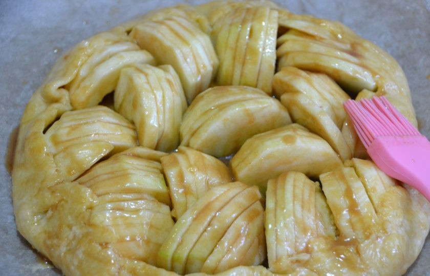 1. Этап. Бретонский яблочный пирог: Смажьте пирог смесью сливочного масла с сахаром и корицей. Выпекайте пирог в духовке при температуре 180 градусов около 45 минут.