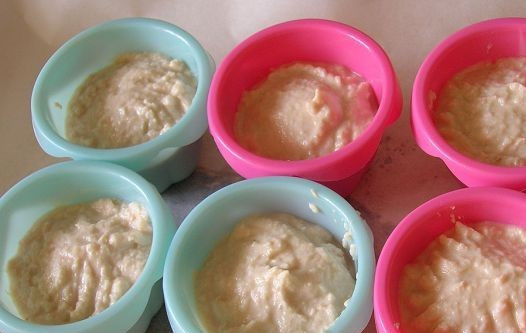 1. Этап. Суфле из куриного фарша: Вводим взбитые белки в куриную массу, аккуратно все перемешиваем. Смазываем силиконовые формочки сливочным маслом, заполняем их на две трети.