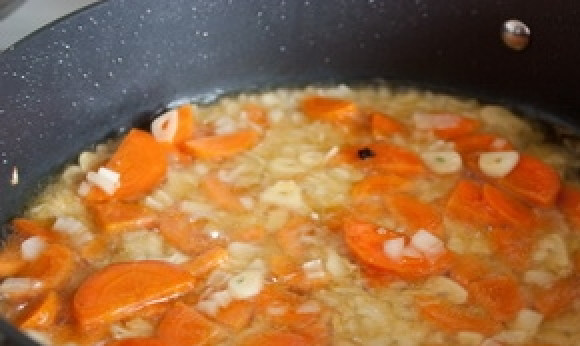 1. Этап. Тушеные утиные ножки: Окорочка отложите в отдельную посуду. Лук с морковкой очистите и нарежьте. Лук нарубите мелко, а морковь — полукольцами. Пассеруйте овощи в утином жиру до мягкости.