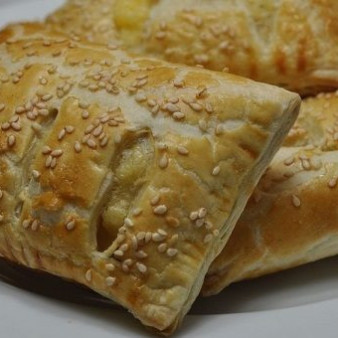 Слоеное тесто с сыром в духовке