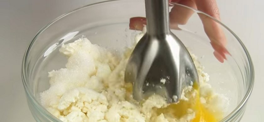 1. Этап. Ватрушка-пирог (простая): 2. Творог смешайте с сахаром, яйцом и ванилином. Воспользуйтесь блендером или протрите творог через сито. Дно и бока формы застелите пергаментом.