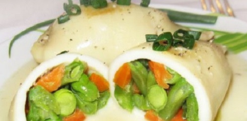 1. Этап. Кальмары, фаршированные овощами: 6. Вот и весь секрет, как сделать кальмары, фаршированные овощами. Невероятно аппетитно и очень вкусно! Приятного аппетита!