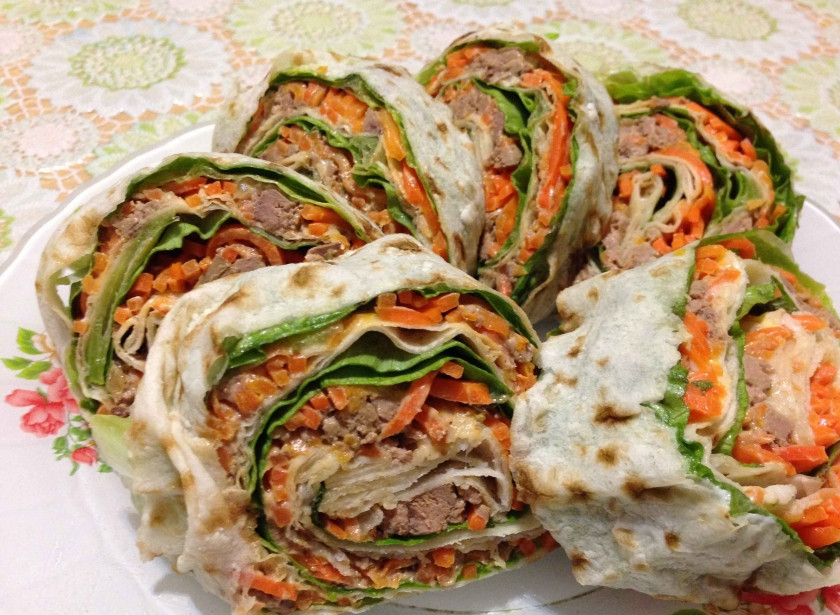 1. Этап. Рулет из лаваша с корейской морковкой: Готовый рулет из лаваша и корейской морковки порежьте на небольшие рулетики и подавайте к столу. Приятного аппетита!