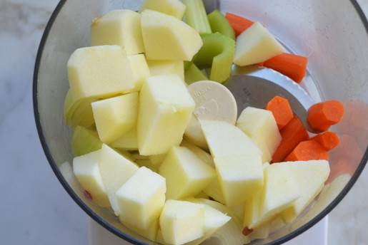 1. Этап. Куриный суп с красной чечевицей: 1. Яблоко, морковь, лук и сельдерей очистите и промойте, потом мелко нарубите.