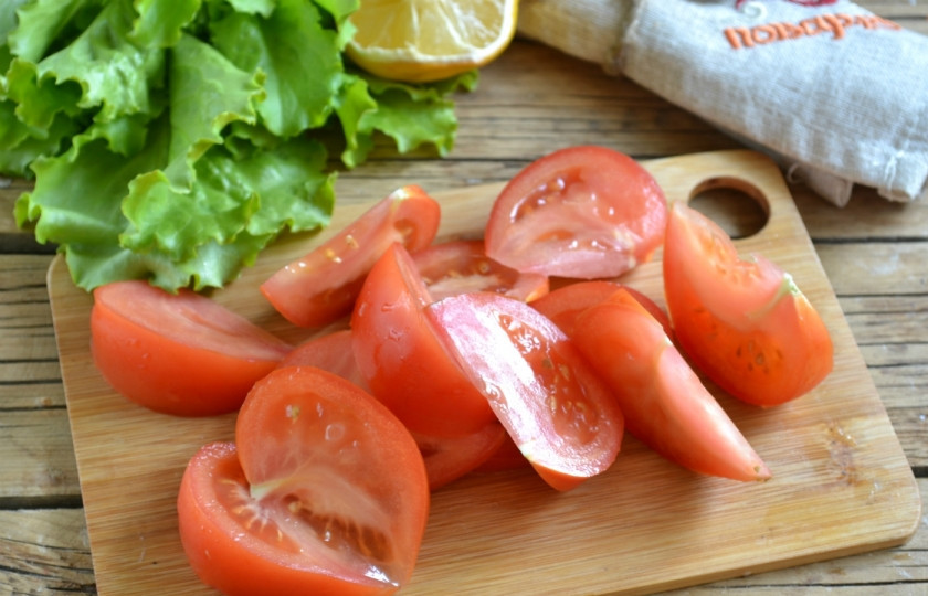 1. Этап. Салат из филе индейки: 3. Помидор порежьте небольшими дольками.