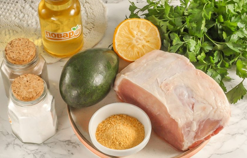 1. Этап. Мясо с авокадо на сковороде: Подготовьте указанные ингредиенты. Приобретите и промойте в воде свиную вырезку.