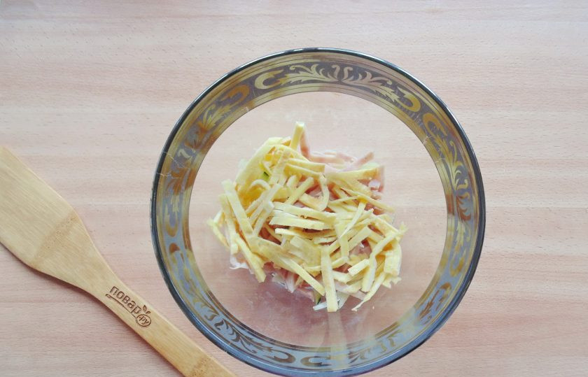 1. Этап. Итальянский салат с фунчозой: Приготовленный омлет нарежьте такой же соломкой.