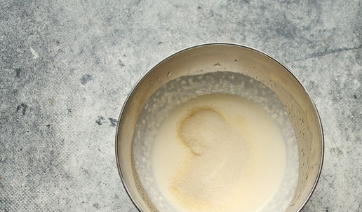 1. Этап. Заливное из индейки Провансаль: Смешайте майонез, 50 миллилитров бульона и желатин. Оставьте все для набухания и распустите на водяной бане, все время мешая, остудите.