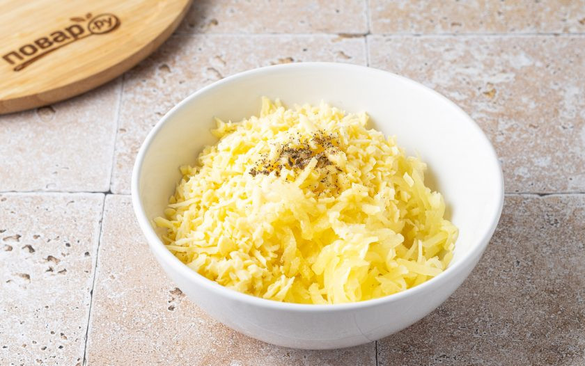 1. Этап. Чуду с картошкой и сыром: Натрите на терке картофель. Добавьте тертый сыр и растопленное сливочное масло. Посолите по вкусу. Разделите начинку на 4 равные части.