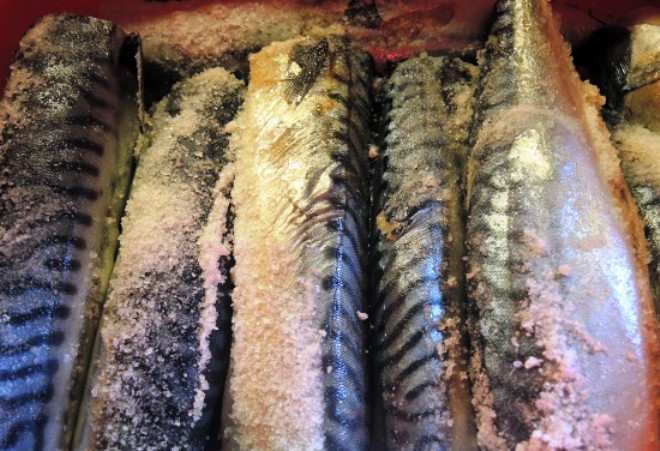 1. Этап. Скумбрия горячего копчения в коптильне: Натрите каждую тушку большим количеством соли и оставьте на 3-4 часа. Затем хорошо промойте и просушите с помощью бумажных салфеток.