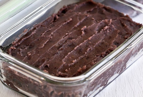 1. Этап. Паста из красной фасоли: 3. Переложите в удобный контейнер и отправьте остывать в холодильник. Вот такая простая и оригинальная паста из красной фасоли. Приятного аппетита!