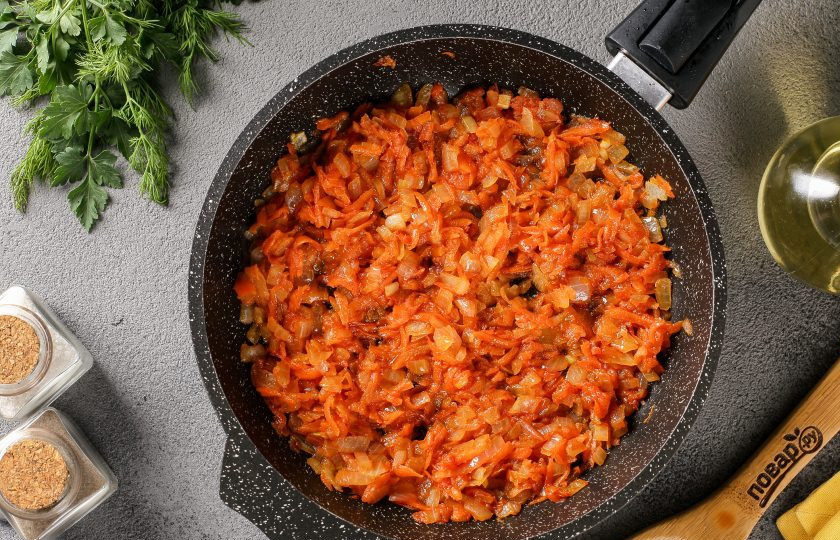 1. Этап. Тефтели из судака: Добавьте томатную пасту и готовьте ещё пару минут.