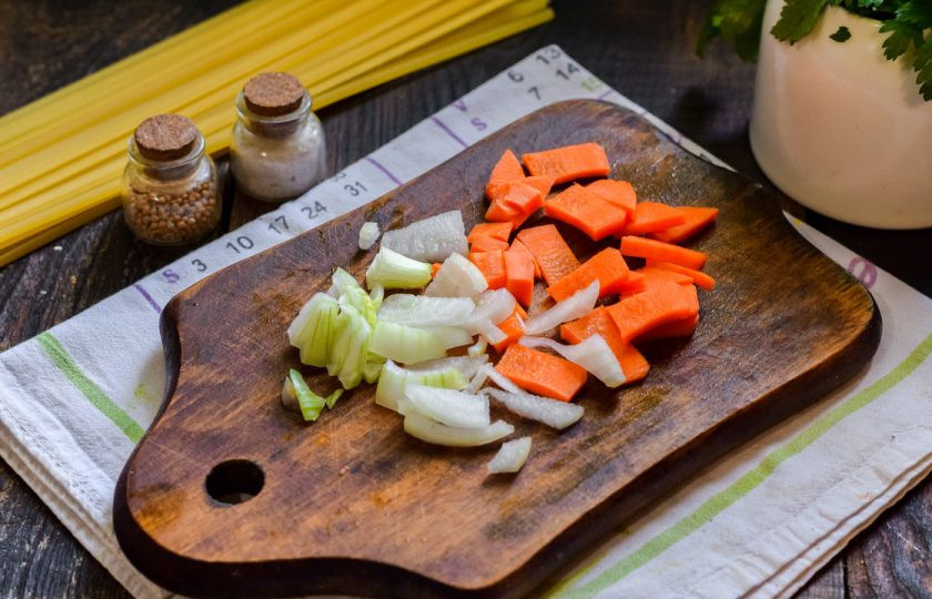 1. Этап. Диетический суп с лапшой: Следом очистите и нарежьте мелко морковь и лук, также добавьте в бульон.