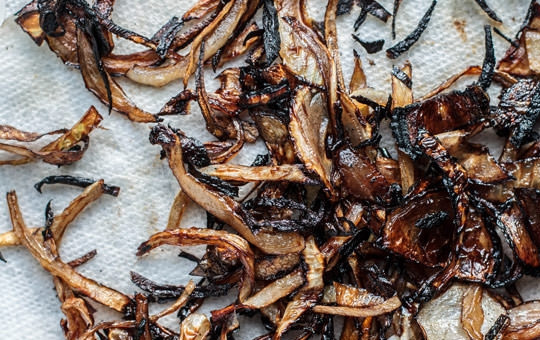 1. Этап. Чечевица черная на сковороде: Отдельно обжариваем или запекаем лук.