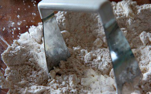 1. Этап. Печенье из сладкого картофеля: 3. Смешать муку и следующие 7 ингредиентов в большой миске. Добавить кубики сливочного масла и перемешать, пока смесь не будет напоминать крупные крошки.