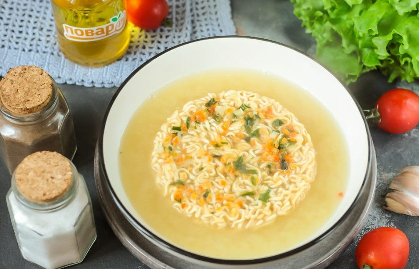 1. Этап. Острая корейская лапша: Бульон или горячую воду доведите до кипения и залейте жидкостью лапшу быстрого приготовления в глубокой емкости. Накройте крышкой и оставьте на 5 минут для набухания.