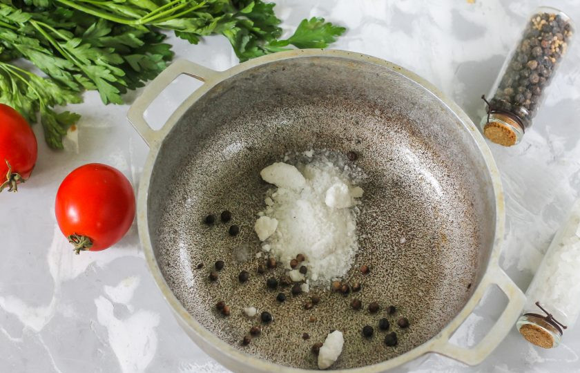 1. Этап. Помидоры маринованные с растительным маслом: В казан или в кастрюлю всыпьте специи и пряности.