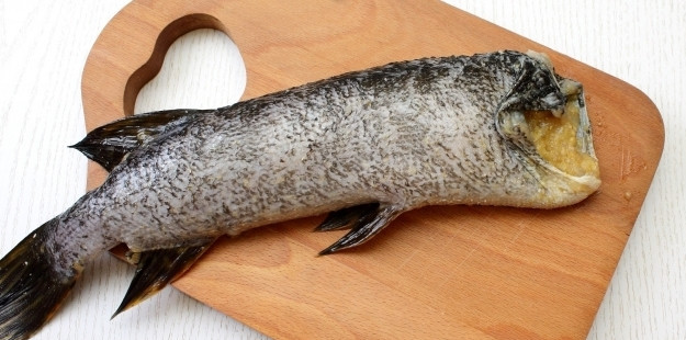 1. Этап. Рыба по-уральски: Полученным фаршем наполните щучью кожу. Не наполняйте слишком туго, иначе кожа может лопнуть в процессе запекания.