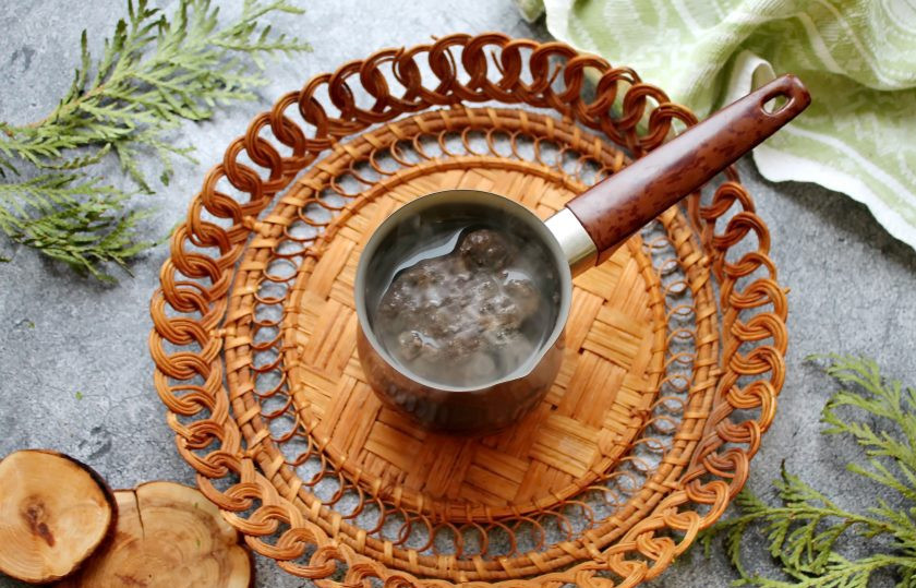 1. Этап. Кофе по-карельски: Залейте кофе кипятком и поставьте на медленный огонь. Доведите кофе до кипения и дайте постоять, чтобы оно настоялось. Перелейте кофе в чашки и подавайте к столу.