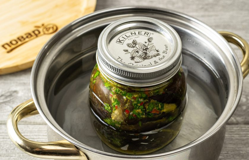 1. Этап. Баклажаны фаршированные на зиму: Прикройте банку крышкой. Стерилизуйте 1 час после закипания в горячей воде.