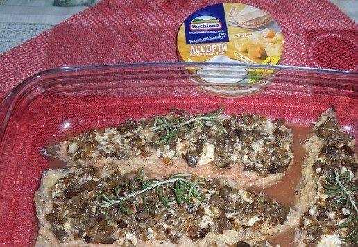 1. Этап. Запеченная скумбрия с овощами и сыром: Поверх картофеля выкладываем и равномерно распределяем сырно-грибную массу. На каждое филе кладем по 1 веточке розмарина.