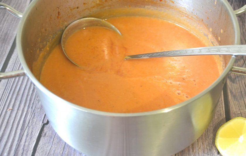 1. Этап. Куриный суп с тортильями: Посолите по вкусу, добавьте щепотку сахара, столовую ложку сока лимона.