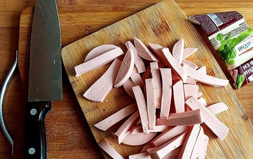 1. Этап. Овощное ассорти на кеци с колбасой: Нарезаем колбасу длинной соломкой.