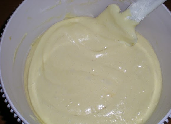 1. Этап. Пляцки львовские: Затем соединяем яичную и медовую массу, просеиваем сюда же муку. Тщательно перемешиваем силиконовой лопаткой. Полученное тесто выливаем на противень, запекаем в разогретой до 180 градусов духовке, 20 минут.