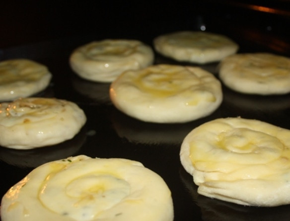 1. Этап. Пирожок с бараниной: Выложите пирожки на противень, смажьте желтком и отправьте в разогретую до 180 градусов духовку на 20 минут.