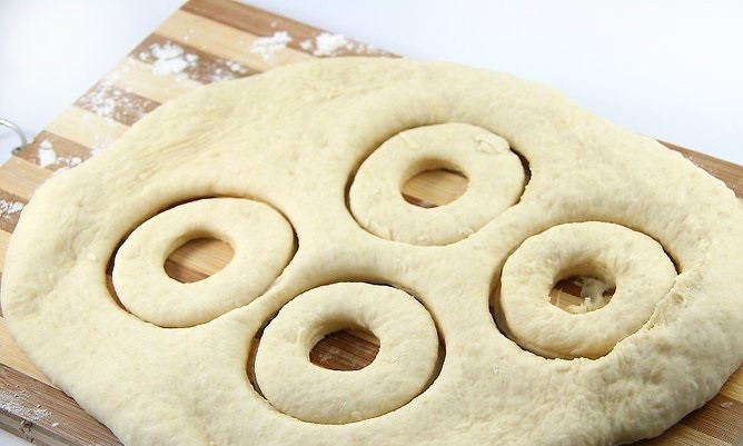 1. Этап. Рецепт воздушных пончиков: 5. Следующий этап — формирование пончиков. Раскатайте немного тесто, вырежьте кружочек и в центре — круг поменьше.