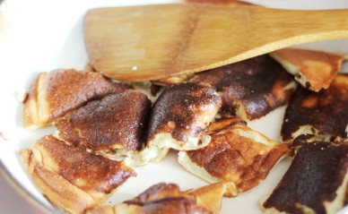 1. Этап. Кайзершмаррн с творогом: 10. Кайзершмаррн режем небольшими порционными кусочками, и поливаем соусом. Приятного аппетита!