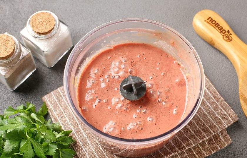 1. Этап. Закусочный печёночный торт с кабачками: Измельчите до однородного состояния.