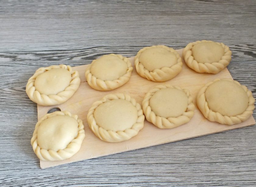 1. Этап. Мантапур: Мантапур готовы к отвариванию. Также их можно заморозить впрок. Вскипятите овощной или говяжий бульон. Опустите мантапур. После всплытия варите 5 минут.