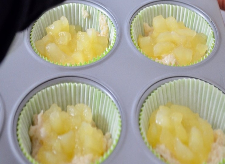 1. Этап. Веганские кексы с яблоками: 3. Формочки для кексов заполните наполовину тестом, сверху положите по 1 ст. л. тушеных яблок с корицей.