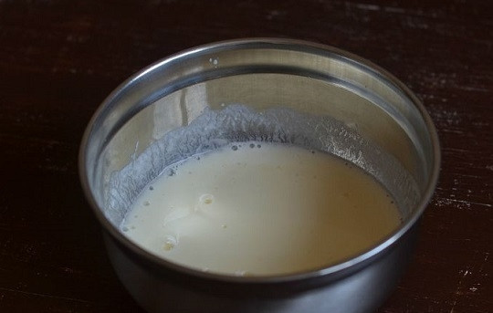 1. Этап. Чебуречное тесто: 3. Всыпьте разрыхлитель.