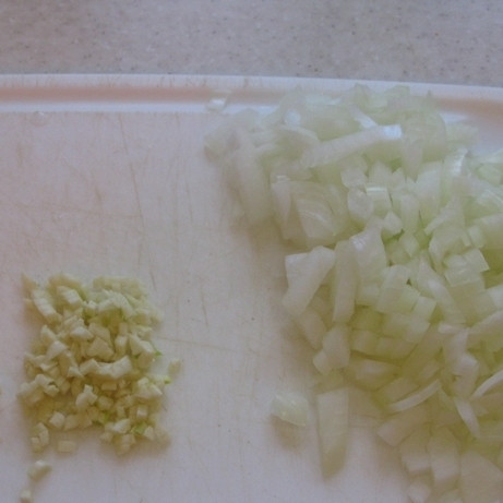 1. Этап. Рис с морепродуктами в мультиварке: Мелко нашинкуйте чеснок и лук.