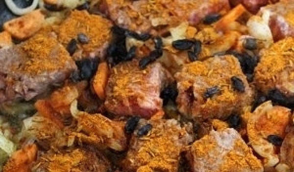 1. Этап. Плов с фаршем: Обжаривать, осторожно помешивая, пару минут, после чего посолить и добавить специи.