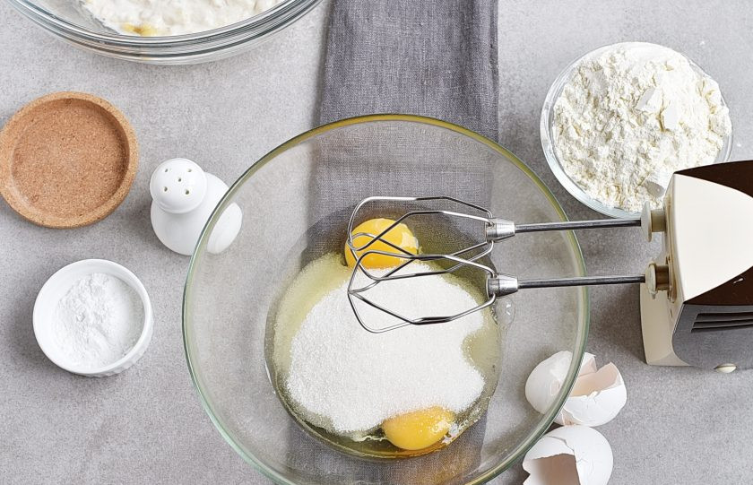 1. Этап. Банановый пирог в мультиварке: Отдельно взбейте яйца с сахаром до увеличения объема в 3 раза.