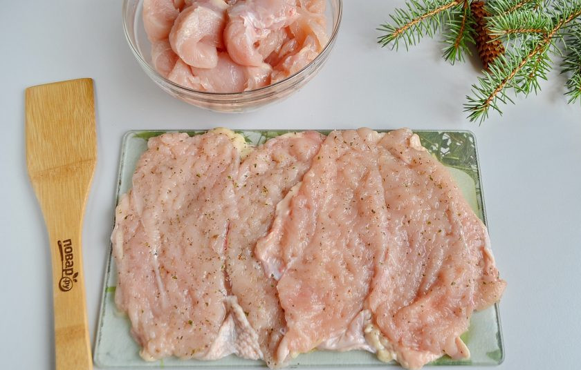 1. Этап. Куриный рулет в гранатовом желе: Отбейте молоточком хорошо мясо, посолите, притрусите прованскими травами или другими любимыми специями и положите внахлест, чтобы рулет не развалился в процессе выпечки.