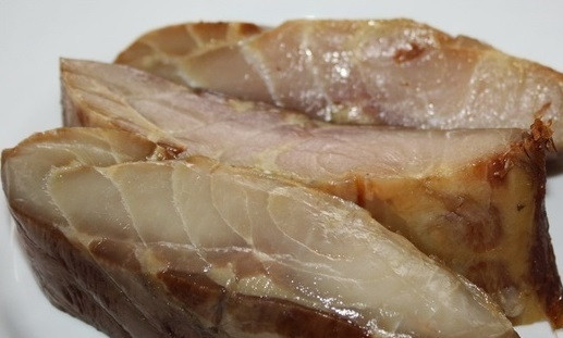 1. Этап. Солянка с креветками: 9. Крупными кусочками нарежьте осетрину.