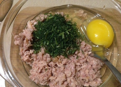 1. Этап. Диетические туннаболы: Тщательно сцеживаем жидкость из консервы. Лучше брать те консервы, где тунец крупными ломтиками, а не молотый, как у меня. Добавляем к рыбе яйцо и мелко нарезанную зелень. У меня замороженный укроп. Перемешиваем.
