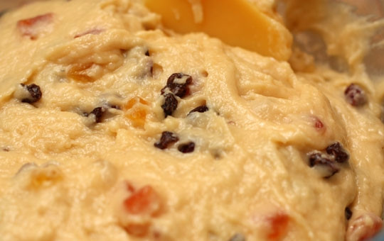 1. Этап. Польский кулич: Добавляем еще немного муки и замешиваем однородное тесто густой консистенции.