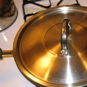 1. Этап. Жареная колбаса с картофелем: Накрываем крышкой оставив небольшой зазор для выхода пара. Готовим в течении 5 минут.